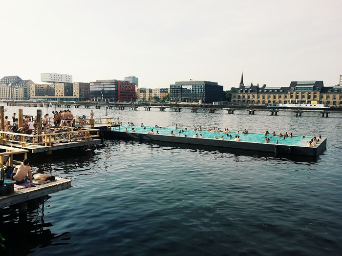 La piscine éxterieure de Badeschiff au Berlin